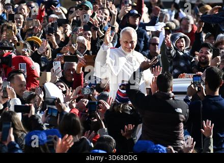 Vatikan am 19. November 2025. Papst Leo XIV. Nimmt am 19. November 2025 an der wöchentlichen Generalaudienz auf dem Petersplatz im Vatikan Teil. Foto: Eric Vandeville/ABACAPRESS.COM Credit: Abaca Press/Alamy Live News Stockfoto