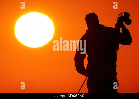 Isle Of Palms, Usa. November 2025. Ein Fotograf im Sonnenlicht fotografiert den Sonnenaufgang am Front Beach am 19. November 2025 in Isle of Palms, South Carolina. Quelle: Richard Ellis/Richard Ellis/Alamy Live News Stockfoto