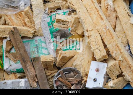 Stapel von Bauabfällen mit Dämmung, Holz und Schutt Stockfoto
