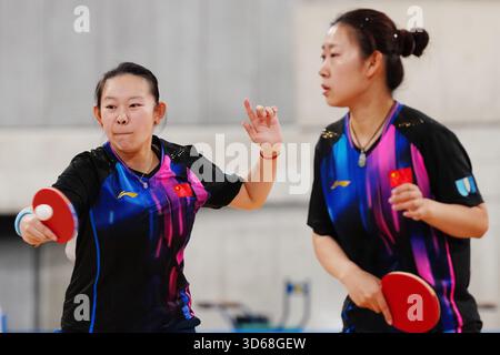 Tokio, Japan. November 2025. Wang Zhe (L)/Wang Yutong treten beim 25. Summer Deaflympics Tokyo 2025 in Tokio, Japan, am 19. November 2025 im Doppel-Finale des Tischtennis zwischen Shi CE/Sun Boyao aus China und Wang Zhe/Wang Yutong aus China an. Quelle: Jia Haocheng/Xinhua/Alamy Live News Stockfoto