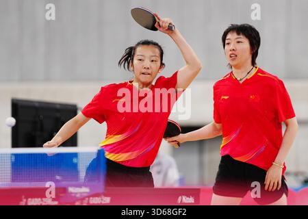 Tokio, Japan. November 2025. Shi CE/Sun Boyao (L) treten beim 25. Summer Deaflympics Tokyo 2025 in Tokio, Japan, am 19. November 2025 im Doppel-Finale der Tischtennis zwischen Shi CE/Sun Boyao aus China und Wang Zhe/Wang Yutong aus China an. Quelle: Jia Haocheng/Xinhua/Alamy Live News Stockfoto