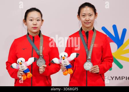 Tokio, Japan. November 2025. Die Silbermedaillengewinner Wang Zhe (L)/Wang Yutong aus China posieren während der Verleihung der Damendoppel Tischtennis beim 25. Summer Deaflympics Tokyo 2025 in Tokio, Japan, 19. November 2025. Quelle: Jia Haocheng/Xinhua/Alamy Live News Stockfoto