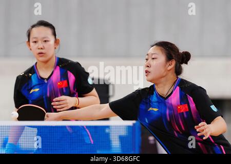 Tokio, Japan. November 2025. Wang Zhe/Wang Yutong (R) treten beim 25. Summer Deaflympics Tokyo 2025 in Tokio, Japan, am 19. November 2025 im Doppel-Finale des Tischtennis zwischen Shi CE/Sun Boyao aus China und Wang Zhe/Wang Yutong aus China an. Quelle: Jia Haocheng/Xinhua/Alamy Live News Stockfoto