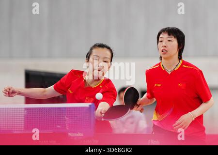 Tokio, Japan. November 2025. Shi CE/Sun Boyao (L) treten beim 25. Summer Deaflympics Tokyo 2025 in Tokio, Japan, am 19. November 2025 im Doppel-Finale der Tischtennis zwischen Shi CE/Sun Boyao aus China und Wang Zhe/Wang Yutong aus China an. Quelle: Jia Haocheng/Xinhua/Alamy Live News Stockfoto