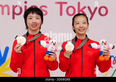 Tokio, Japan. November 2025. Die Goldmedaillengewinner Shi CE (R)/Sun Boyao aus China posieren während der Verleihung der Damendoppel Tischtennis beim 25. Summer Deaflympics Tokyo 2025 in Tokio, Japan, 19. November 2025. Quelle: Jia Haocheng/Xinhua/Alamy Live News Stockfoto