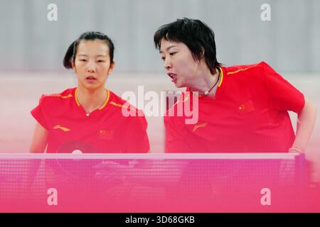 Tokio, Japan. November 2025. Shi CE (R)/Sun Boyao treten beim 25. Summer Deaflympics Tokyo 2025 in Tokio, Japan, am 19. November 2025 im Doppel-Finale des Tischtennis zwischen Shi CE/Sun Boyao aus China und Wang Zhe/Wang Yutong aus China an. Quelle: Jia Haocheng/Xinhua/Alamy Live News Stockfoto