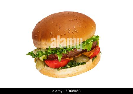 Appetitlicher Hamburger oder Cheeseburger mit einem Stück Fleisch, Salat, Tomate und Gurken, Nahaufnahme auf weißem Hintergrund Stockfoto