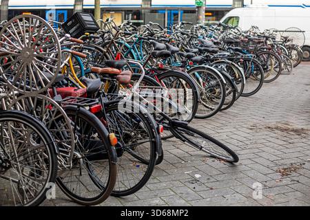 Fahrradparkplätze in einer großen Stadt tagsüber Stockfoto
