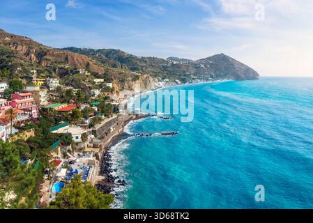 Ischia Island, Maronti Beach und die felsige Küste in der Nähe von Sant'Angelo. Reiseziel in der Inselgruppe der Phlegräischen Inseln in der Nähe des Golfs von Neapel in der Region Kampanien, Italien Stockfoto