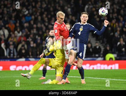 Glasgow, Schottland, 18. November 2025. Craig Gordon (Schottland), Gustav Isaksen (Dänemark) und Scott McTominay (Schottland) während des Qualifikationsspiels Schottland gegen Dänemark zur FIFA Fussball-Weltmeisterschaft in Hampden Park, Glasgow. Der Bildnachweis sollte lauten: Neil Hanna / Sportimage Stockfoto