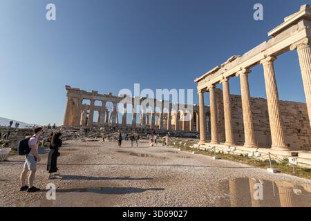 Athen, Griechenland. Weitwinkelansicht der Ost- und Nordfassade des Erechtheion auf der Akropolis, mit ionischen Säulen, asymmetrischem Plan und V Stockfoto