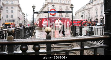 Piccadilly Circus, London, Großbritannien. November 2025. Wetter in Großbritannien: Kalter Tag in London. Quelle: Matthew Chattle/Alamy Live News Stockfoto