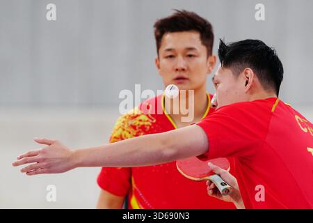 Tokio, Japan. November 2025. Wang Cong/Tian Jiping (vorne) treten beim 25. Summer Deaflympics Tokyo 2025 in Tokio, Japan, am 19. November 2025 im Doppel-Finale des Tischtennis zwischen Wang Cong/Tian Jiping aus China und Lin Quan/Niu Zeming aus China an. Quelle: Jia Haocheng/Xinhua/Alamy Live News Stockfoto