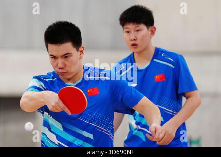 Tokio, Japan. November 2025. LIN Quan (Front)/Niu Zeming treten beim 25. Summer Deaflympics Tokyo 2025 in Tokio, Japan, am 19. November 2025 im Doppel-Finale der Tischtennis zwischen Wang Cong/Tian Jiping aus China und Lin Quan/Niu Zeming aus China an. Quelle: Jia Haocheng/Xinhua/Alamy Live News Stockfoto