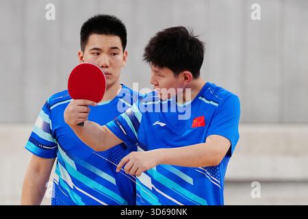 Tokio, Japan. November 2025. Niu Zeming (R) kommuniziert mit seinem Teamkollegen Lin Quan beim 25. Sommer Deaflympics Tokio 2025 in Tokio, Japan, am 19. November 2025 im Doppel-Finale des Tischtennis zwischen Wang Cong/Tian Jiping aus China und Lin Quan/Niu Zeming aus China. Quelle: Jia Haocheng/Xinhua/Alamy Live News Stockfoto