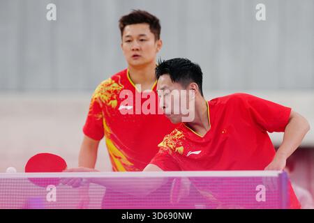 Tokio, Japan. November 2025. Wang Cong/Tian Jiping (vorne) treten beim 25. Summer Deaflympics Tokyo 2025 in Tokio, Japan, am 19. November 2025 im Doppel-Finale des Tischtennis zwischen Wang Cong/Tian Jiping aus China und Lin Quan/Niu Zeming aus China an. Quelle: Jia Haocheng/Xinhua/Alamy Live News Stockfoto