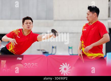 Tokio, Japan. November 2025. Wang Cong (L)/Tian Jiping treten beim 25. Summer Deaflympics Tokyo 2025 in Tokio, Japan, am 19. November 2025 im Doppel-Endspiel des Tischtennis zwischen Wang Cong/Tian Jiping aus China und Lin Quan/Niu Zeming aus China an. Quelle: Jia Haocheng/Xinhua/Alamy Live News Stockfoto
