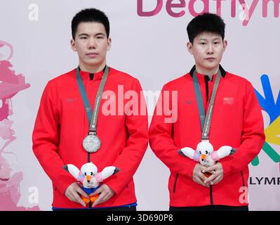 Tokio, Japan. November 2025. Die Silbermedaillengewinner Lin Quan (L)/Niu Zeming aus China posieren während der Verleihung des Doppel-Tischtenniss der Männer beim 25. Summer Deaflympics Tokyo 2025 in Tokio, Japan, 19. November 2025. Quelle: Jia Haocheng/Xinhua/Alamy Live News Stockfoto