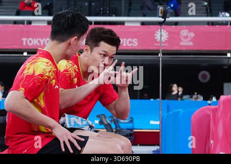 Tokio, Japan. November 2025. Wang Cong (R) kommuniziert mit seinem Teamkollegen Tian Jiping während des Doppel-Endspiels der Männer zwischen Wang Cong/Tian Jiping aus China und Lin Quan/Niu Zeming aus China beim 25. Sommer Deaflympics Tokyo 2025 in Tokio, Japan, 19. November 2025. Quelle: Jia Haocheng/Xinhua/Alamy Live News Stockfoto