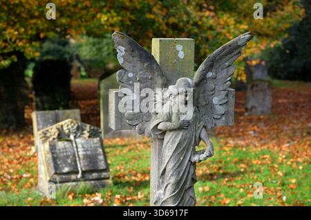 Geschnitzte Steinengel auf dem Friedhof in fakenham, norfolk, england Stockfoto