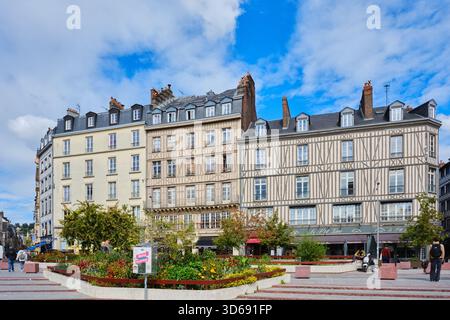 Rouen, Normandie, Frankreich - 23. September 2025: Fachwerkgebäude auf dem Place du Vieux Marché, einem Platz, auf dem 1431 Joan d'Arc hingerichtet wurde Stockfoto