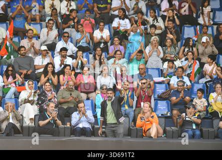 Bengaluru, Indien. November 2025. Rohan Bopanna aus Indien bejubelte die indische Damenmannschaft und unterstützte sie während des Gruppenspiels G bei Karnataka State Rasen Tennis Association während der Billie Jean King Cup Playoffs in Bengaluru, Indien. Quelle: Ranjith Kumar/Alamy Live News Stockfoto
