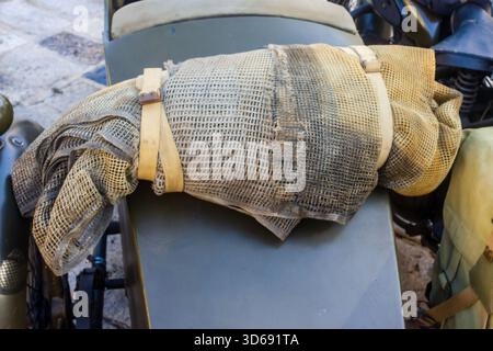 Vintage-Militärmotorrad mit gerolltem Canvas-Gear-Tasche, die am vorderen Kotflügel befestigt ist und bereit für die Reise ist Stockfoto