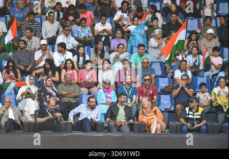 Bengaluru, Indien. November 2025. Rohan Bopanna aus Indien bejubelte die indische Damenmannschaft und unterstützte sie während des Gruppenspiels G bei Karnataka State Rasen Tennis Association während der Billie Jean King Cup Playoffs in Bengaluru, Indien. Quelle: Ranjith Kumar/Alamy Live News Stockfoto