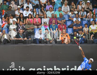 Bengaluru, Indien. November 2025. Rohan Bopanna aus Indien bejubelte die indische Damenmannschaft und unterstützte sie während des Gruppenspiels G bei Karnataka State Rasen Tennis Association während der Billie Jean King Cup Playoffs in Bengaluru, Indien. Quelle: Ranjith Kumar/Alamy Live News Stockfoto