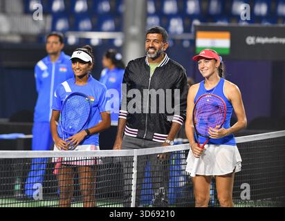 Bengaluru, Indien. November 2025. Rohan Bopanna aus Indien bejubelte die indische Damenmannschaft und unterstützte sie während des Gruppenspiels G bei Karnataka State Rasen Tennis Association während der Billie Jean King Cup Playoffs in Bengaluru, Indien. Quelle: Ranjith Kumar/Alamy Live News Stockfoto