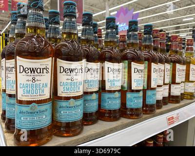 Dewars Caribbean Smooth Blended Scotch Whisky, ausgestellt in einem Ladengang während der Tageszeiten Stockfoto