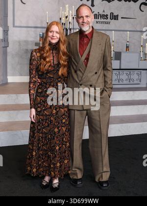 MUSEUM ROW, MIRACLE MILE, LOS ANGELES, KALIFORNIEN, USA - 17. NOVEMBER: Katie Chastain und Nathan Johnson kommen zur Los Angeles Premiere von Netflix's „Wake Up Dead man: A Knives Out Mystery“, die am 17. November 2025 im Academy Museum of Motion Pictures in der Museum Row, Miracle Mile, Los Angeles, Kalifornien, USA, stattfand. (Foto: Xavier Collin/Image Press Agency) Stockfoto