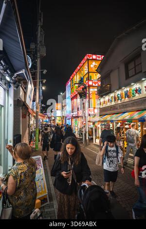 Tokio Harajuku Takeshita Street bei Nacht mit Neonschildern und Menschenmassen Stockfoto