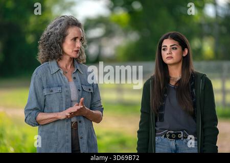 The Way Home TV Series 2023 – USA/Kanada Staffel 1, Folge 1: Mütter und Töchter Regie: Grant Harvey Andie MacDowell, Sadie Laflamme-Snow Stockfoto