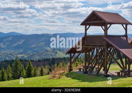 Hölzerner Aussichtsturm Rachowiec in den Bergen. Beskiden, Polen Stockfoto