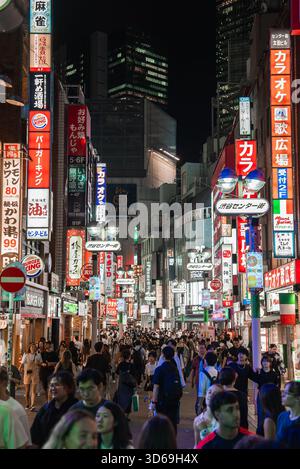 Neonbeleuchtete Fußgängerzone im Unterhaltungsviertel Tokio bei Nacht Stockfoto