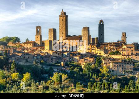 Nahaufnahme der mittelalterlichen Skyline von San Gimignano, Toskana, Italien mit seinen berühmten Steintürmen. Die Hügelstadt ist von Olivenhainen und c Stockfoto
