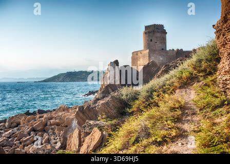 Blick auf die malerische Burg Aragonese, alias Le Castella, am Ionischen Meer in der Stadt Isola di Capo Rizzuto, Italien Stockfoto