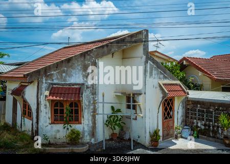 Zugstrecke zum Maeklong-Bahnmarkt in Bangkok, Thailand Stockfoto