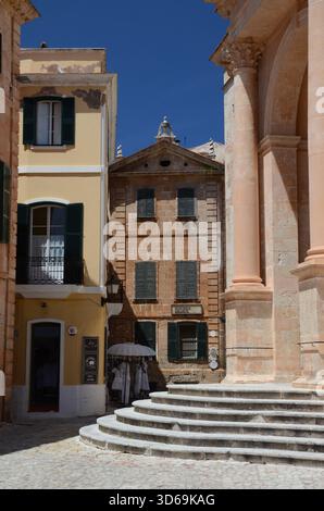 Nur wenige Schritte vom Eingang der Kathedrale St. Maria aus dem 14. Jahrhundert, Ciutadella, Menorca, Balearen, Spanien Stockfoto