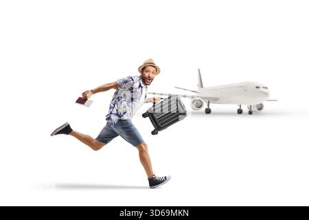 Männlicher Passagier, der einen Koffer und einen Pass trägt und rennt, um einen Flug isoliert auf weißem Hintergrund zu fangen Stockfoto