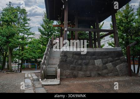 Tempelglockenturm auf Steinbasis mit Stufen im Tokyo Schrein Stockfoto