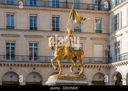 Vergoldete Bronze-Reiterstatue von Jeanne d'Arc, ein historisches Denkmal am Place des Pyramides, im 1. Arrondissement von Paris, Frankreich Stockfoto
