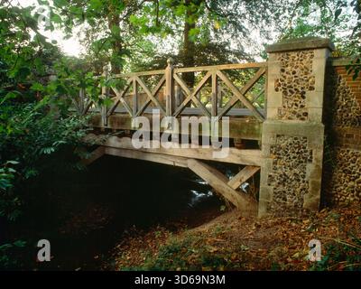 Blick auf Goldbrook Bridge, Hoxne, Suffolk, England, Großbritannien, verbunden mit dem Martyrium des sächsischen Königs St. Edmund im Jahre 870. Während der Fahrt nach Verlust einer Batt Stockfoto