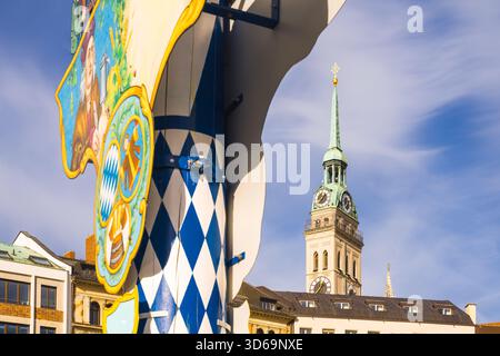 München Street Art und St. Peters Kirchturm an einem sonnigen Tag. Stockfoto