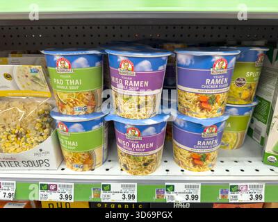 Los Angeles, Kalifornien, USA - 02-01-2023: Ein Blick auf mehrere Tassen von Dr. McDougalls veganen Ramen, die in einem örtlichen Lebensmittelgeschäft ausgestellt werden. Stockfoto