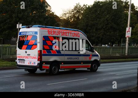 Wien, Österreich - 4. Oktober 2025 - Krankenwagen fährt auf der Straße. Stockfoto