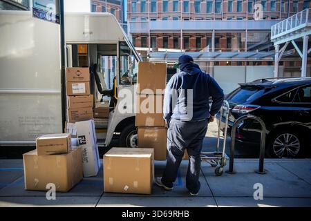FedEx-Mitarbeiter sortiert Pakete im Meatpacking District in New York am Samstag, den 8. November 2025. (© Richard B. Levine) Stockfoto