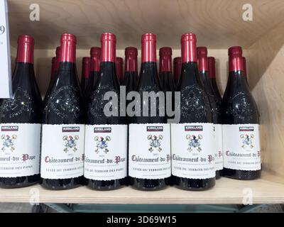Los Angeles, Kalifornien, USA - 02.01.2023: Ein Blick auf mehrere Flaschen Kirkland Signature Chateauneuf du Pape 2021 Wein, in Costco. Stockfoto