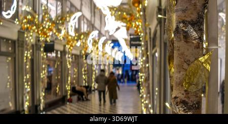 London, Großbritannien. November 2025. Weihnachtlich dekorierte Läden in London. Quelle: Matthew Chattle/Alamy Live News Stockfoto